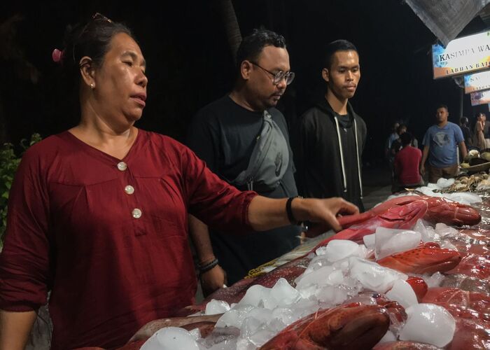 Pengunjung sedang memilih ikan segar di salah satu rumah makan di Kampung Ujung, Labuan Bajo, NTT / Sholahuddin Al Ayyubi