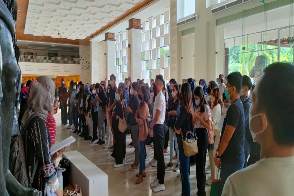 Puluhan relawan B20 Summit Indonesia tengah mengikuti briefing di lobby BNDCC, Bali. Relawan yang berisi anak-anak muda ini direkrut oleh Indorelawan dan PemimpinID untuk membantu kesuksesan penyelenggaraan B20 Summit Indonesia 2022/ Bisnis-WAR 