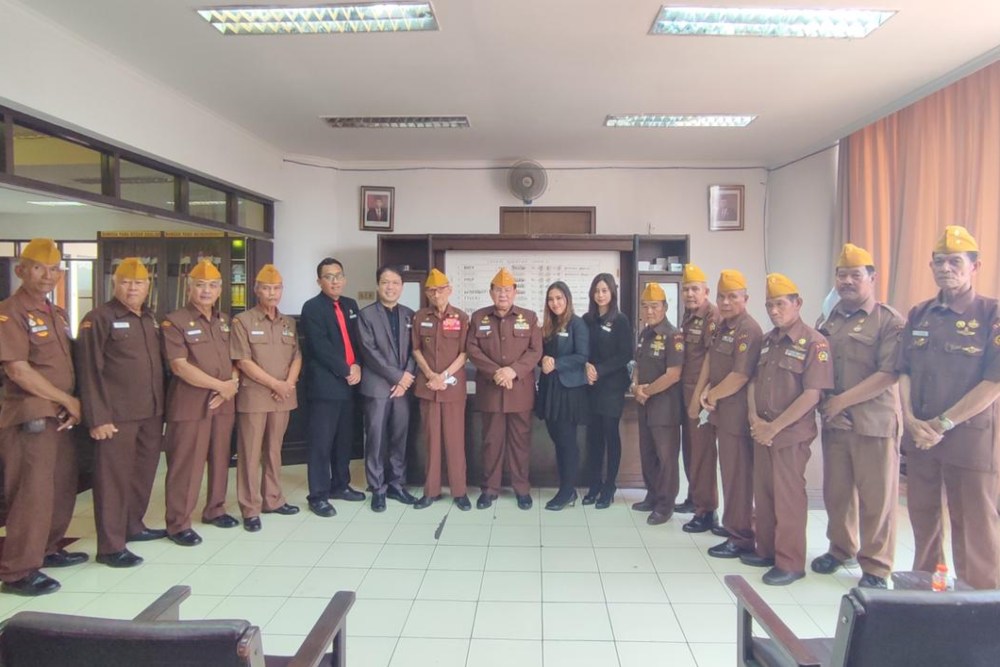 Manajemen Metro Park View Kota Lama Semarang Kunjungi Veteran Perang