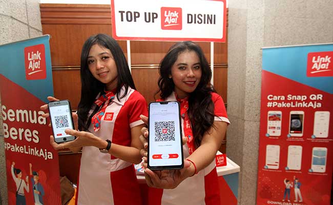 Sales Promotion Girl (SPG) menunjukkan aplikasi LinkAja di Jakarta. Bisnis/Arief Hermawan P