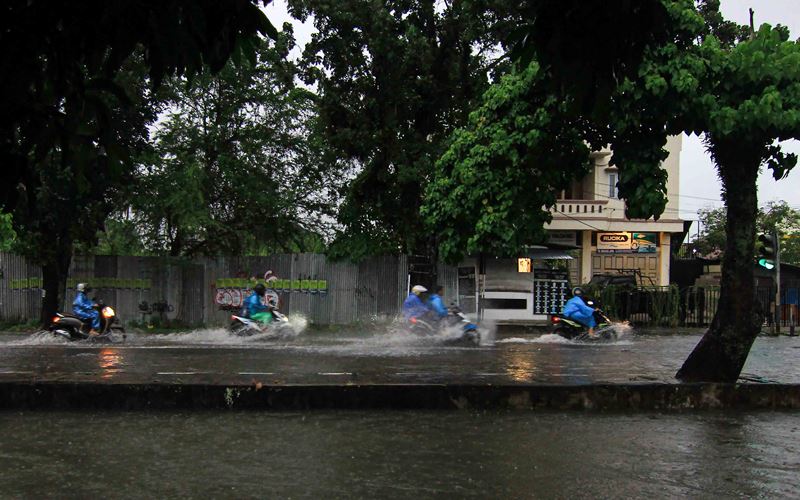  Padang Dilanda Hujan Lebat, Banjir Menggenangi Jalan di Sejumlah Titik