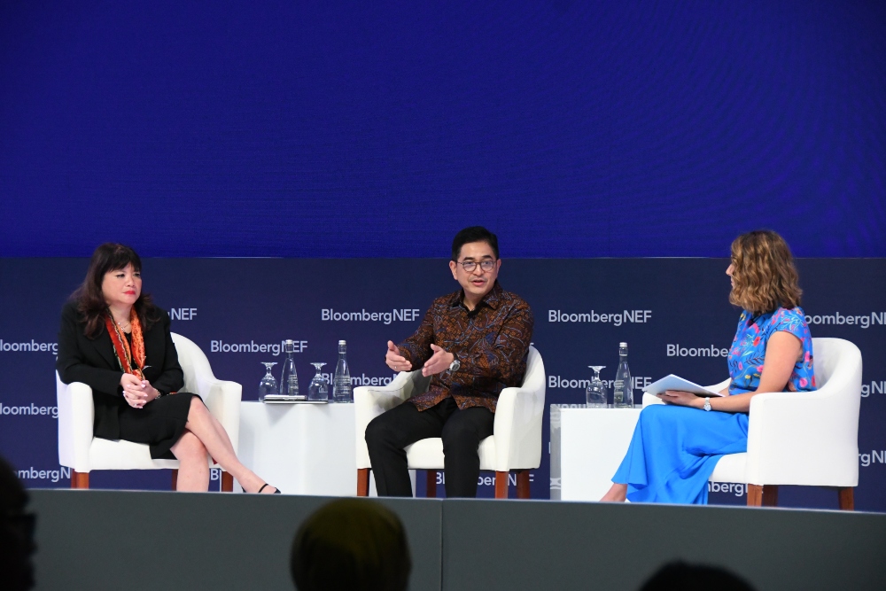 Ketua B20 Indonesia Shinta Kamdani dan Ketua Umum Kadin Indonesia menjadi pembicara dalam acara BloombergNEF Summit, Sabtu (12/11/2022) di Bali yang merupakan sideline event dari KTT B20 2022/ Dok. Kadin Indonesia