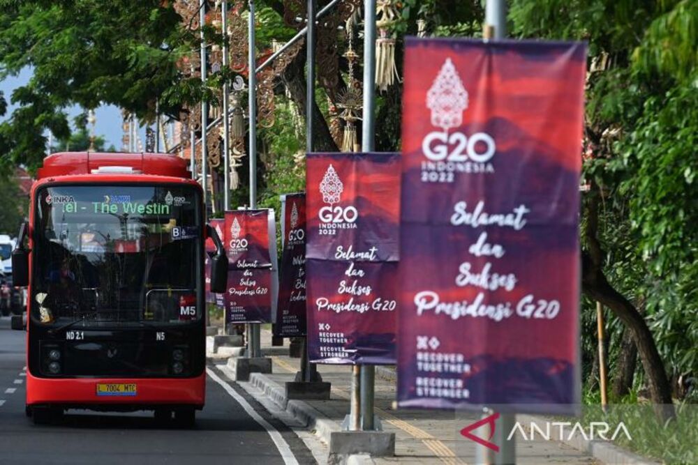 Bus listrik yang menjadi transportasi angkutan pengumpan (shuttle) melintas di kawasan Nusa Dua, Badung, Bali, Sabtu (12/11/2022). Puluhan bus bertenaga listrik difungsikan untuk mendukung kelancaran mobilitas bagi para delegasi pada rangkaian kegiatan KTT G20 di Bali./Antara-Fikri Yusuf