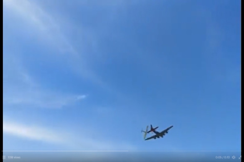  Video Detik-detik Tabrakan Pesawat Tempur B-17 dan Bell P-63 Kingcobra Saat Pameran