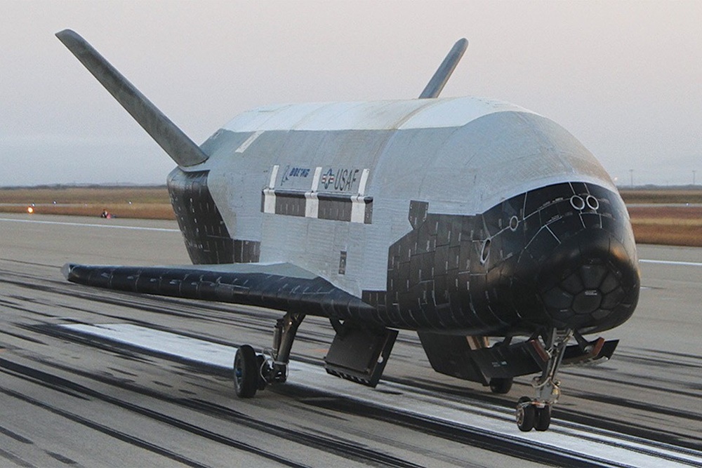  Pesawat Ruang Angkasa X-37B Mendarat di Bumi, Akhiri Rekor 908 Hari di Luar Angkasa
