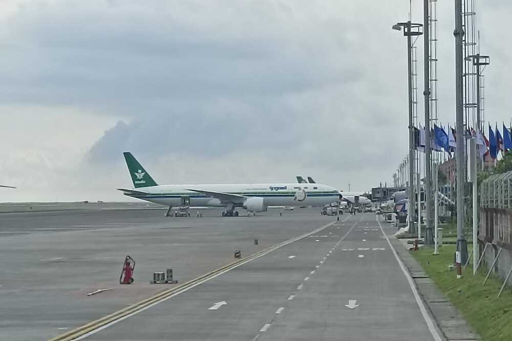 Pesawat Saudi Arabian Airlines parkir di terminal bandara Ngurah Rai pada Minggu (13/11/2022)./Bisnis-Harian Noris Saputra