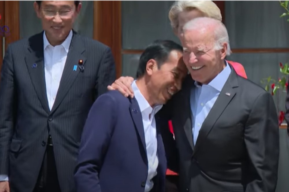 Presiden Joko Widodo (tengah) berpelukan dengan Presiden Amerika Serikat Joe Biden dalam pertemuan G7 di Jerman Senin, 27 Juni 2022./Tangkap layar Sekretariat Presiden.