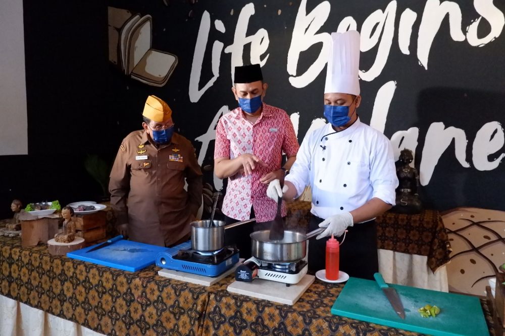  Aston Inn Pandanaran Semarang Ajak Veteran Perang Memasak Bandeng Kuah Asam