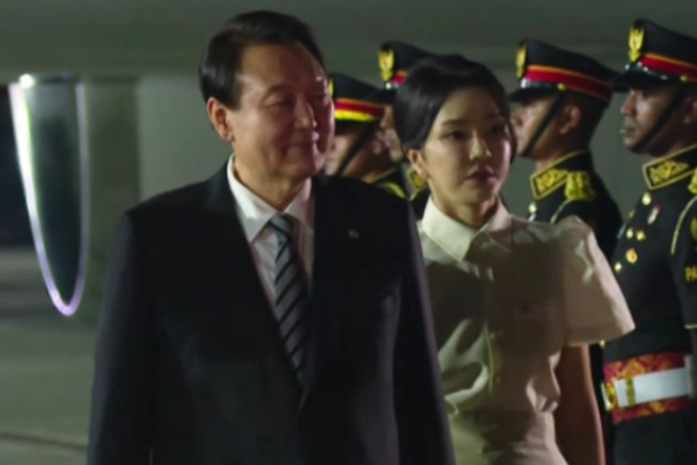 KTT G20: Presiden Korsel dan PM Jepang Tiba di Bali. Presiden Korsel Yoon Suk-yeol dan istrinya, Kim Keon Hee / tangkapan layar YouTube Setpres