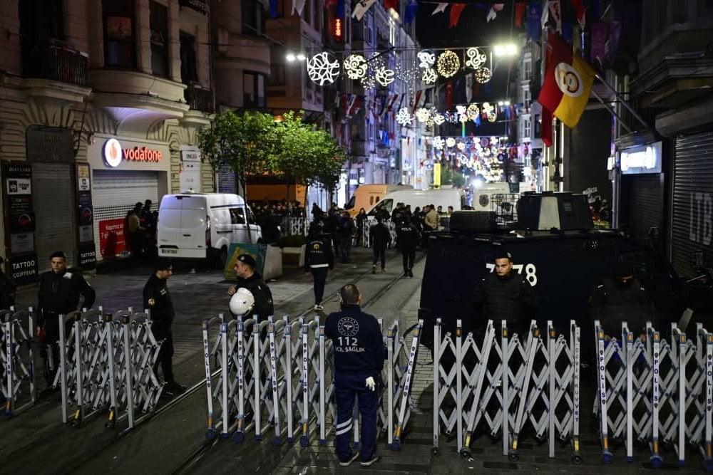Kepolisian Turki memasang barikade di lokasi pengeboman di Istanbul pada Minggu (13/11/2022) yang menewaskan 6 orang./Bloomberg