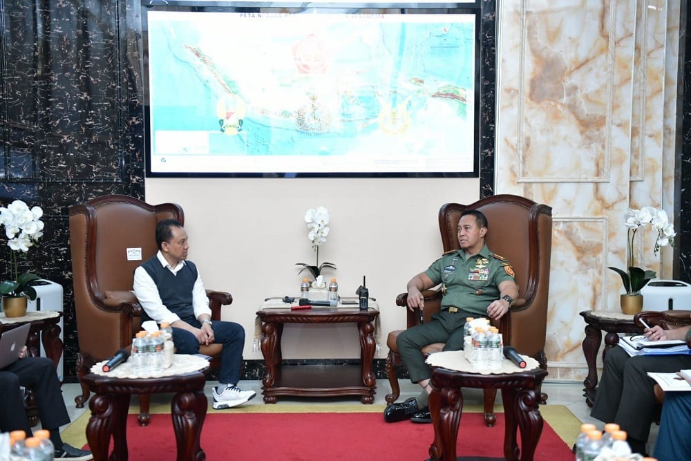 Direktur Utama PT INTI (Persero) Edi Witjara saat bertemu dengan Panglima TNI Jenderal Andika Perkasa./Istimewa