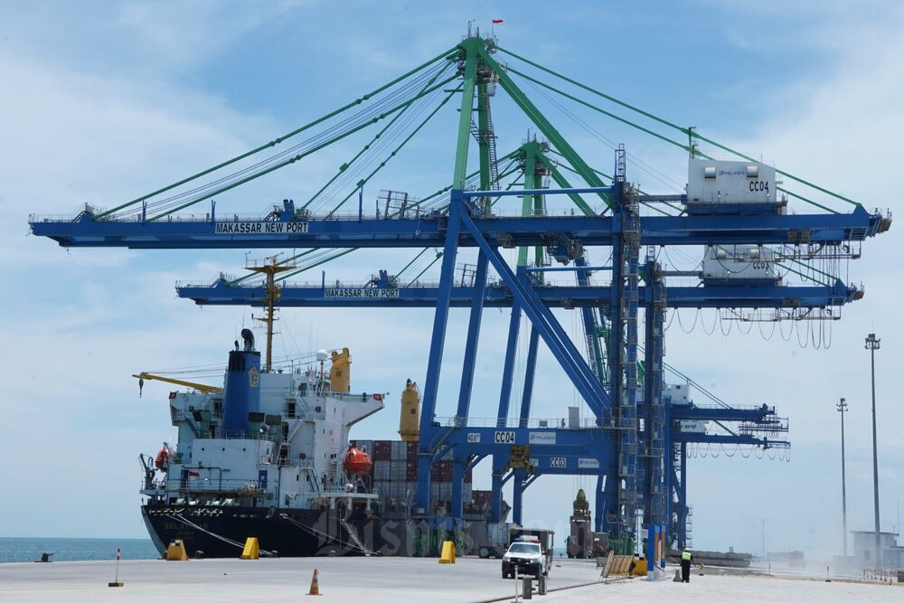 Aktifitas bongkar muat KM Selat Mas di Makassar New Port, Sulawesi Selatan (11/9/2022)./Bisnis - Adam