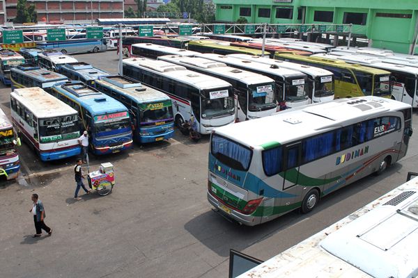 Angkutan bus antarkota antarprovinsi dan antarkota dalam provinsi menunggu penumpang di Terminal Induk Bekasi, Bekasi, Jawa Barat, Selasa (2/5)./Antara-Risky Andrianto