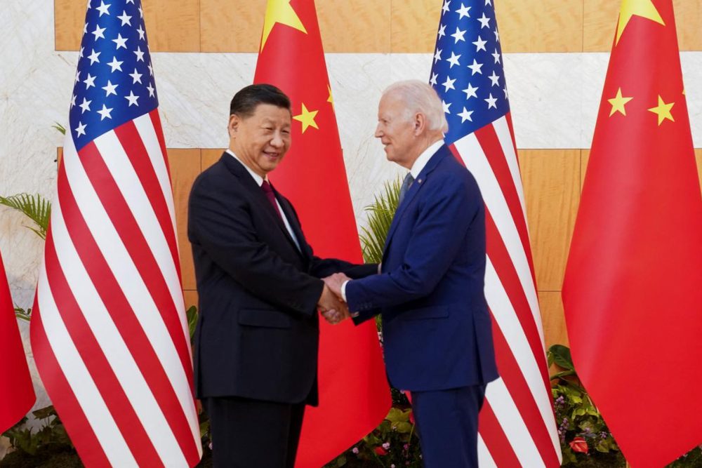 Presiden China Xi Jinping dan Presiden Amerika Serikat Joe Biden bersalaman di KTT G20 Bali