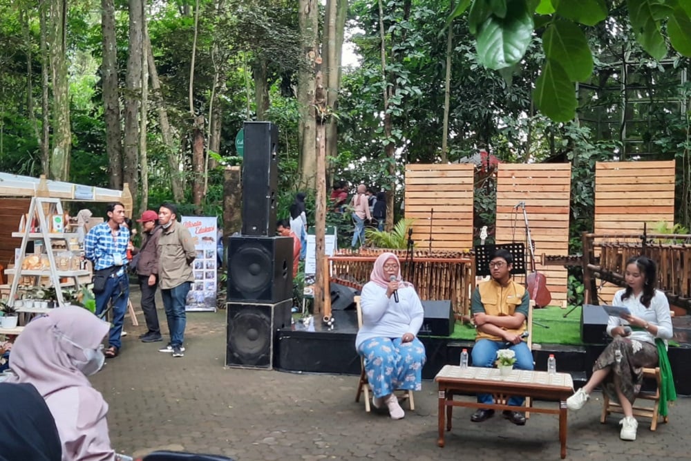 Dinas Kehutanan Jawa Barat mulai mengoptimalkan daya tarik hutan sebagai medium baru transaksi ekonomi tanpa harus merusak daya dukung lingkungan lewat acara Pasar Leuweung.