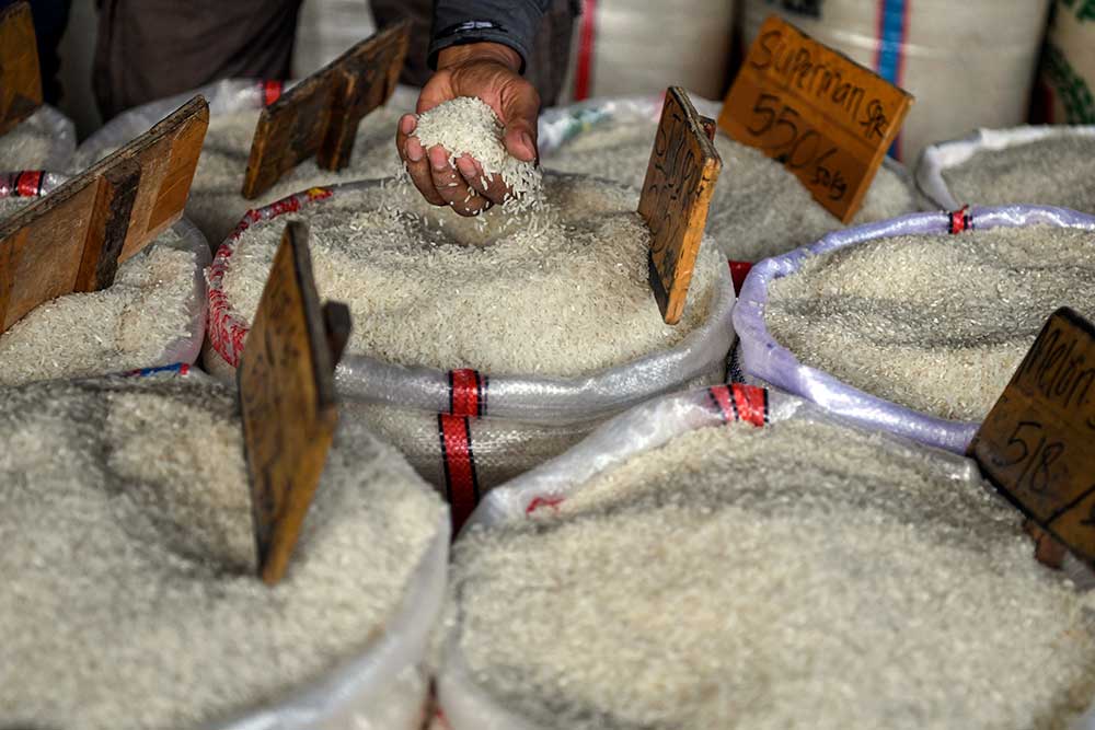 Calon pembeli mengecek kualitas beras di Pasar Induk Beras Cipinang, Jakarta, Senin (3/10/2022). ANTARA FOTO/M Risyal Hidayat