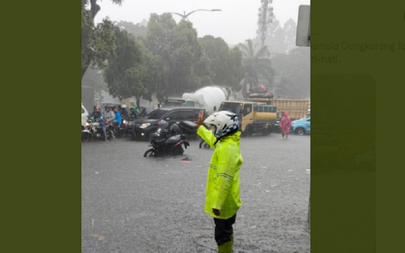 Cuaca Hari Ini 15 November: Waspada Hujan Lebat di Padang Sepanjang Hari. Hujan yang mengguyur Jakarta pada Selasa (18/1/2022) membuat genangan air di depan Hotel Samala Cengkareng Jakarta Barat. JIBI/Bisnis-Nancy Junita @TMC Polda Metro Jaya