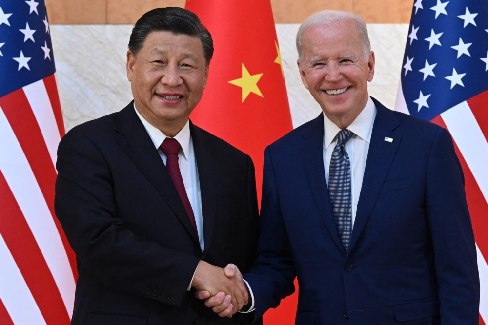 Presiden China Xi Jinping (kiri) dan Presiden Amerika Serikat Joe Biden (kanan) berjabat tangan ketika melakukan pertemuan bilateral di sela-sela acara KTT G20, Bali, Senin (14/11/2022)./Bisnis-Youtube