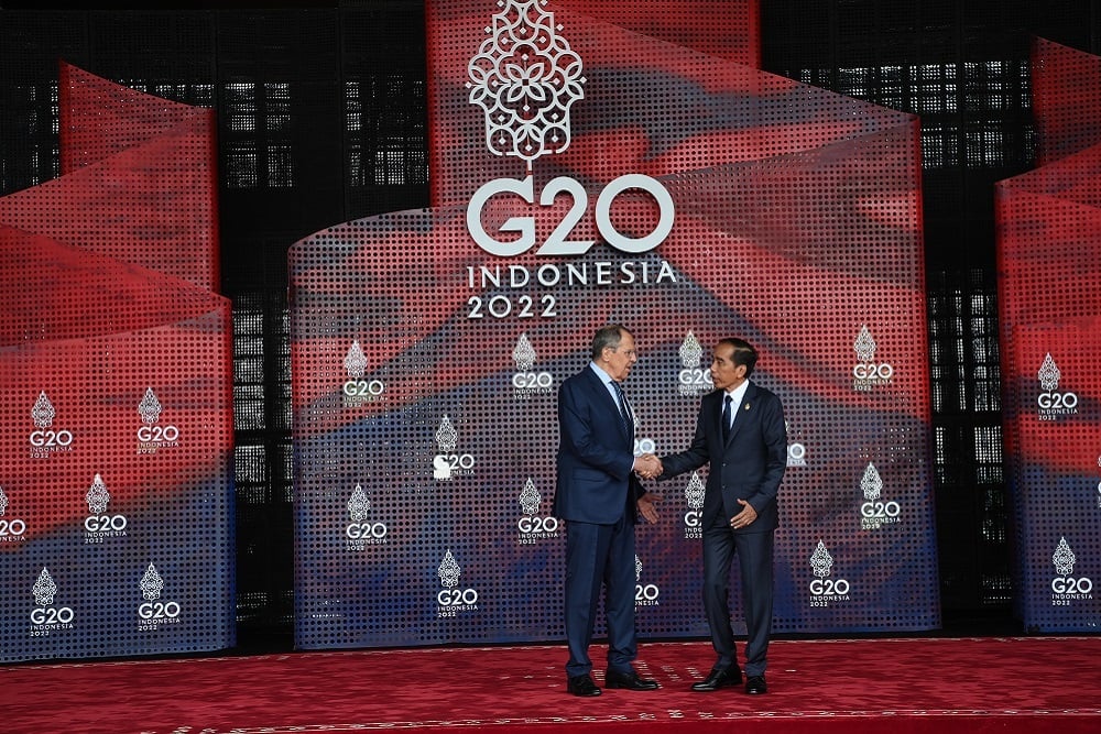  Jokowi Jabat tangan Menlu Rusia Lavrov, Usai Dikabarkan Masuk RS