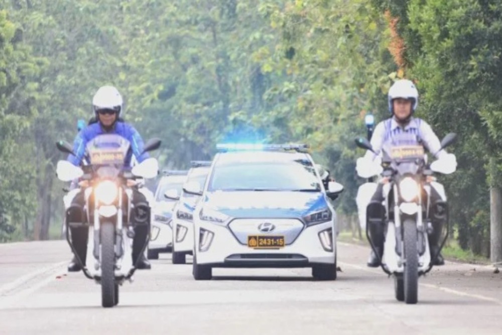 Amankan Acara Puncak KTT G20, Polri Lakukan Penebalan Pengamanan. Personel Korlantas Polri menggunakan kendaraan listrik dalam pengawalan KTT G20 di Bali./Antara