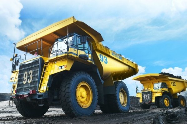 Sebuah trailer sedang mengangkut lapisan tanah di area pertambangan PT Golden Energy Mines Tbk./goldenenergymines.com