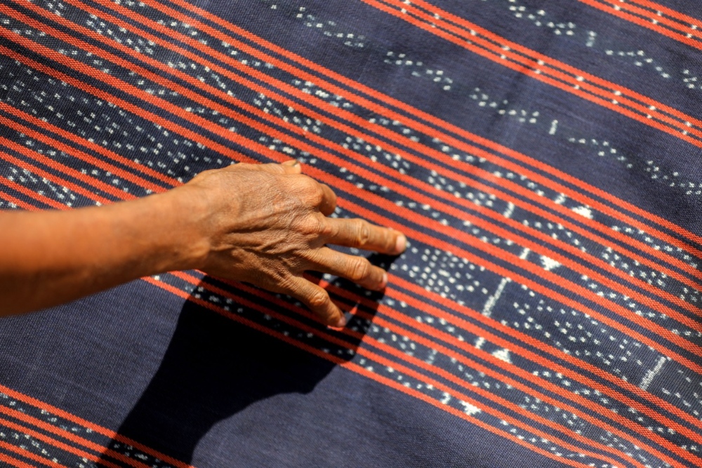 Pengrajin dari sanggar Mbola So menunjukkan kain tenun buatanya di Desa Hewuli, Maumere, Nusa Tenggara Timur, Sabtu (5/11/2022)/JIBI/Bisnis/Suselo Jati