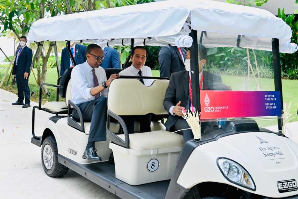  KTT G20: Jokowi Ajak Presiden Rwanda Naik Mobil Golf, Ini yang Dibahas