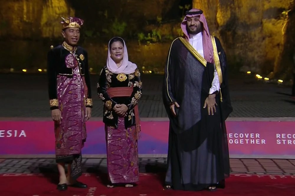  Tampil Beda, MBS Tetap Pakai Jubah Arab Bisht saat Makan Malam G20