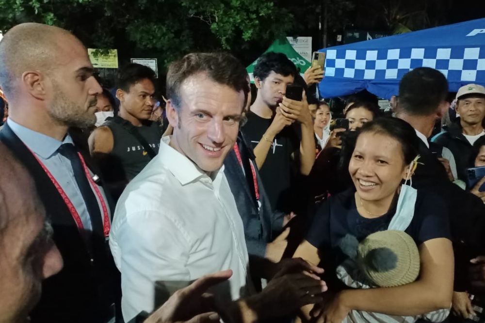  Usai Gala Dinner G20 Presiden Prancis Macron Pulang Jalan Kaki, Warga Histeris