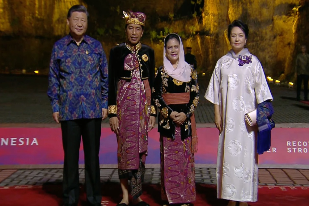 Daftar Agenda KTT G20 Hari Ini, 16 November 2022. Presiden Joko Widodo (kedua dari kiri) bersama Presiden China Xi Jinping (kiri) dalam sesi foto Gala Dinner KTT G20, di GWK Cultural Park, Bali, Selasa (15/11/2022)/Bisnis-Setpres 