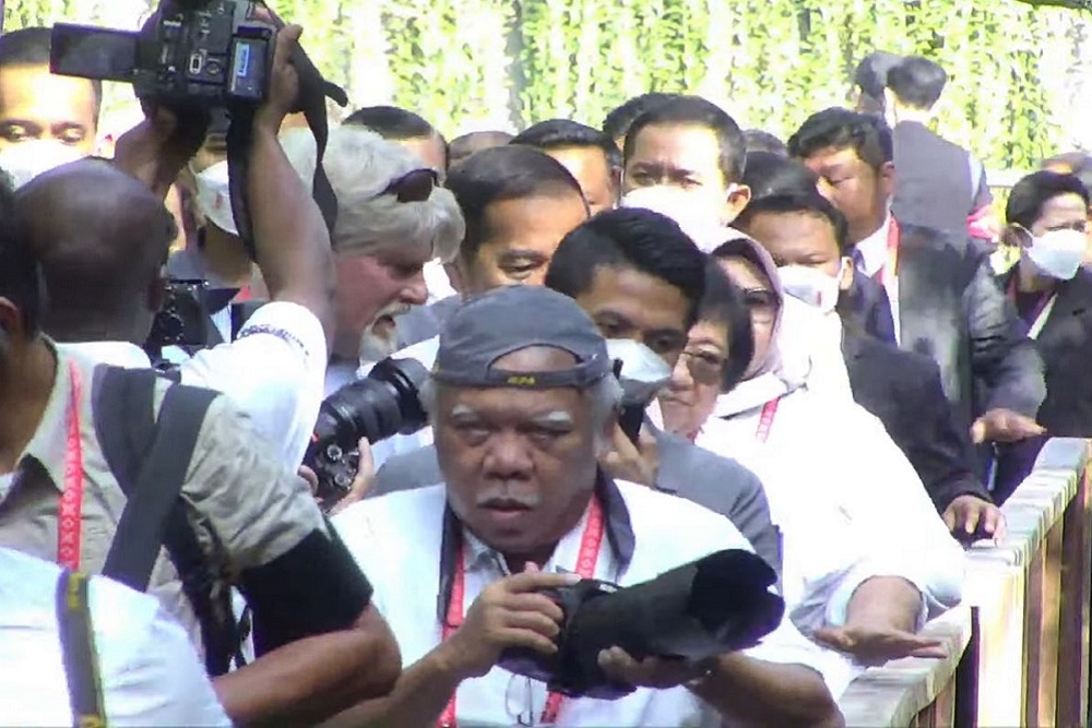 Kocak! Menteri Basuki Nyempil Jadi Fotografer Jokowi di Taman Mangrove