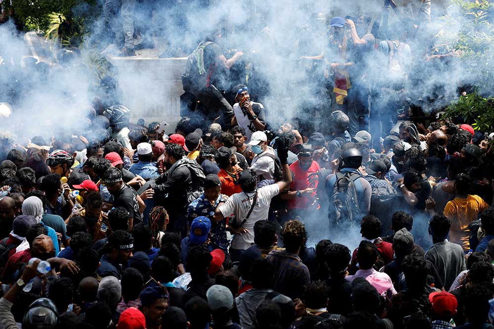 Demonstran berkumpul ./ilustrasi/Rabu (13/7/2022). Reuters/Adnan Abidi