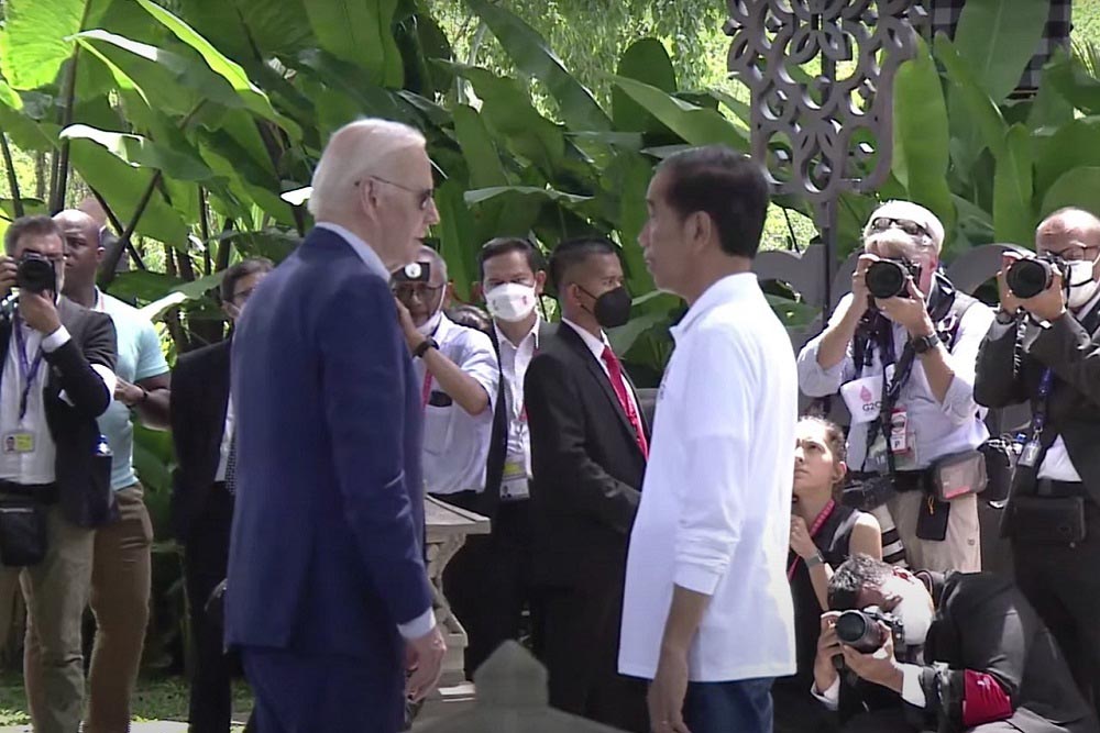 Presiden Jokowi (kanan) dan Presiden AS Joe Biden saat di Tahuran Mangrove dalam rangkaian KTT G20 Bali, Rabu (16/11/2022). / Dok. Istimewa