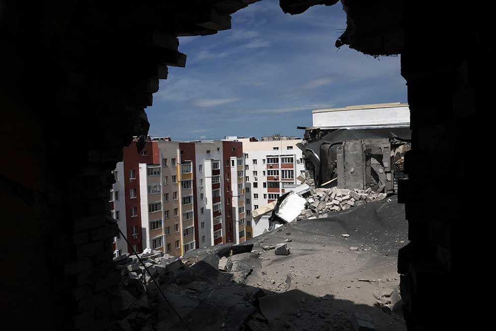 Suasana  kompleks apartemen rusak berat setelah penembakan semalam saat serangan Rusia di Ukraina berlanjut di Kharkiv, Ukraina. REUTERS/Leah Millis