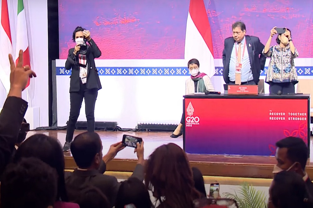  Cekrek! Jokowi Selfie Bareng Wartawan Usai Tutup KTT G20 Bali
