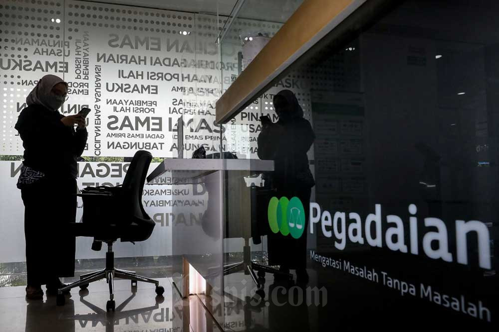 Nasabah beraktivitas di salah satu kantor cabang Pegadaian di Jakarta, Rabu (9/11/2022). Bisnis/Eusebio Chrysnamurti