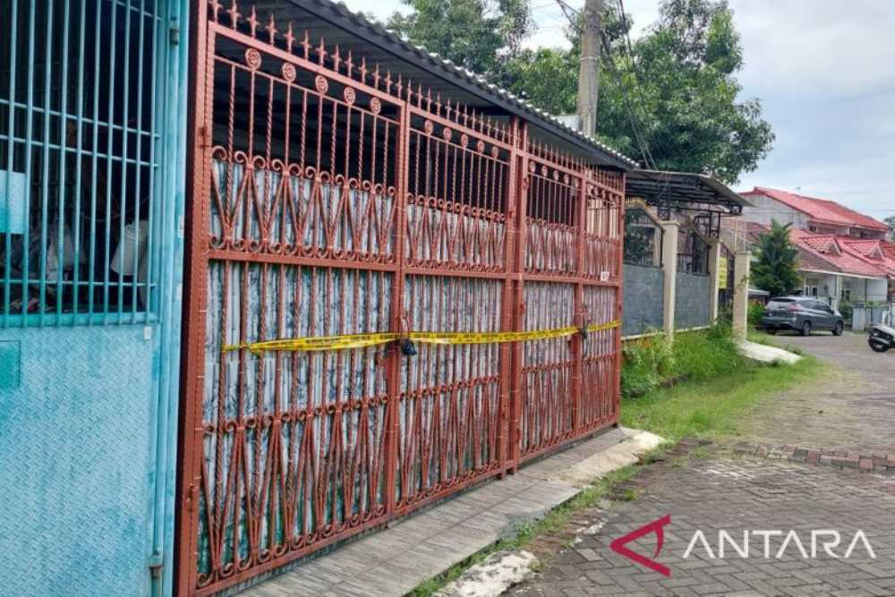 Rumah satu keluarga yang tewas yang berlokasi di perumahan Citra Satu Kalideres, Jakarta Barat, Jumat (11/11/2022) (ANTARA / Walda)