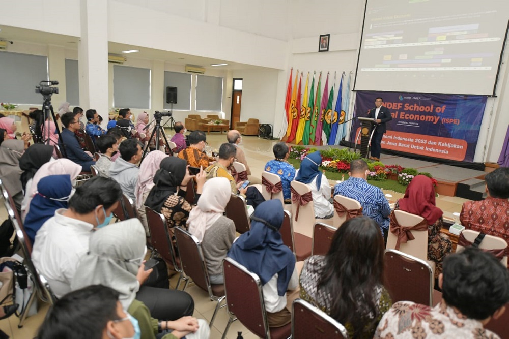 Gubernur Jabar Ridwan Kamil berbicara dalam Seminar InJabar Outlook Ekonomi 2023 dan Kebijakan Pembangunan Jawa Barat untuk Indonesia di Unpad, Bandung, Kamis (17/11/2022).