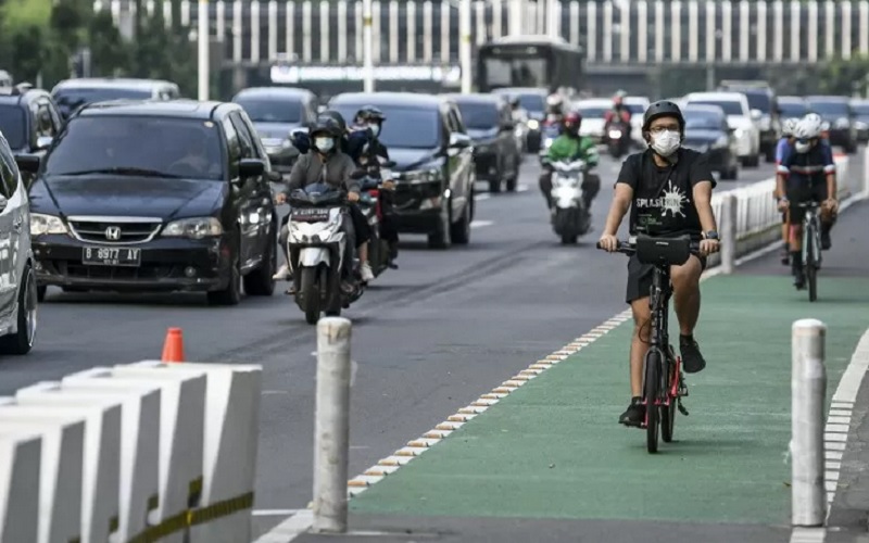 Pesepeda memacu kecepatannya di jalur sepeda permanen di Jalan Jenderal Sudirman, Jakarta, Minggu (9/5/2021)./Antara