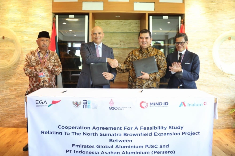 Direktur Utama Inalum Hendi Prio Santoso dan CEO EGA Abdulnasser Bin Kalban menandatangan kerja sama strategis pada KTT G20 di Bali, 14 November 2022/Dok.Inalum. 
