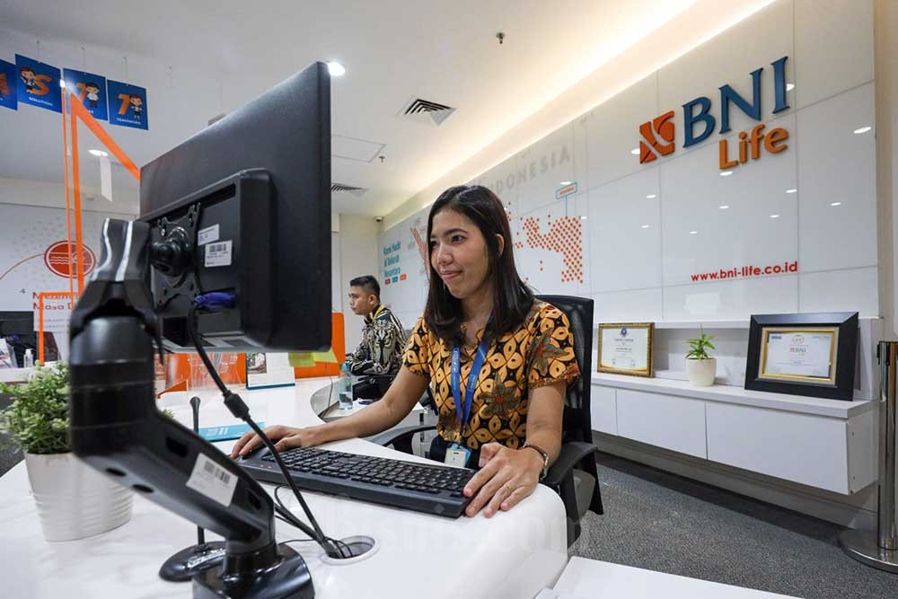 Karyawan beraktivitas di kantor BNI Life di Jakarta, Kamis (30/6/2022). Bisnis/Suselo Jati