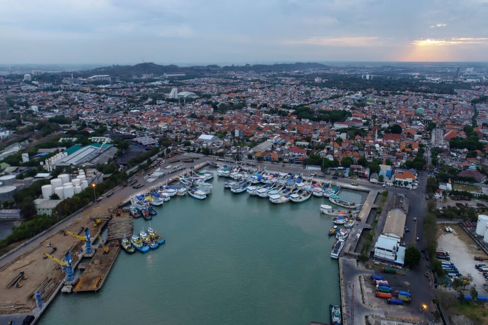 Foto udara suasana di Pelabuhan Gresik, Jawa Timur, Jumat (9/9/2022). rnHingga Agustus 2022, Pelabuhan Gresik telah melayani sebanyak 4.685 kunjungan kapal dalam negeri dan 433 kapal luar negeri. JIBI/Bisnis/Eusebio Chrysnamurti