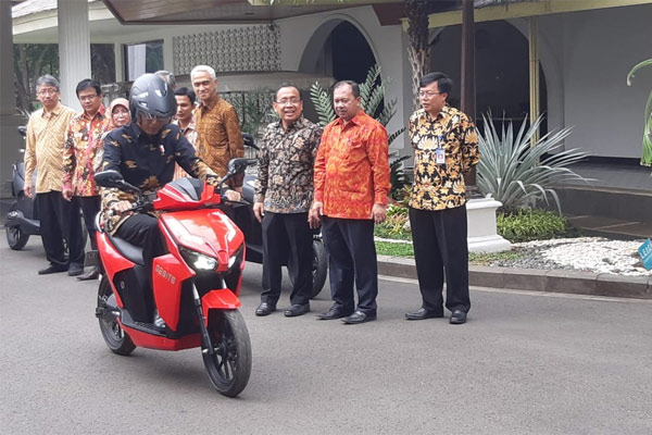 Presiden Joko Widodo menjajal sepeda motor listrik yang diproduksi oleh PT Gesits Technologies Indo (GTI), perusahaan dalam negeri, di lingkungan Istana Kepresidenan, Jakarta, Rabu (7/11/2018). /BISNIS.COM