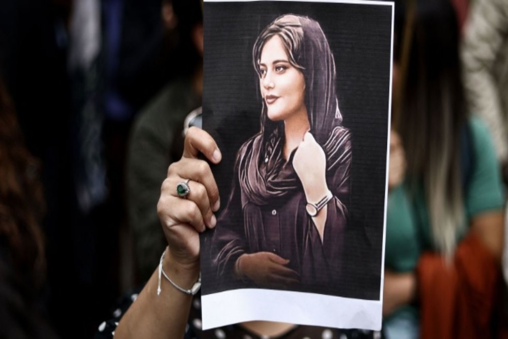 Unjuk rasa memprotes kematian Mahsa Amini -- yang tewas usai ditangkap oleh polisi moral atas dugaan melanggar aturan pemakaian hijab – di Iran./Istimewa