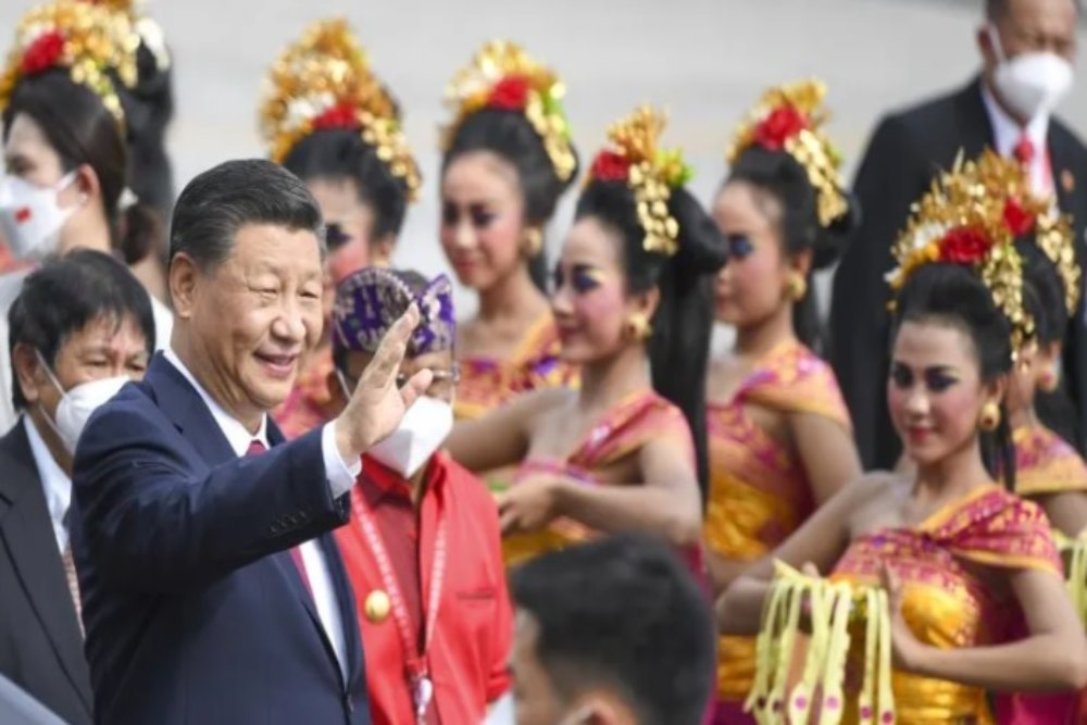 Presiden China Xi Jinping (kiri) melambaikan tangan setibanya di Terminal VVIP I Bandara I Gusti Ngurah Rai Bali, Senin (14/11/2022). Kedatangan Presiden China tersebut untuk menghadiri KTT G20 yang akan berlangsung pada 15-16 November./Antara