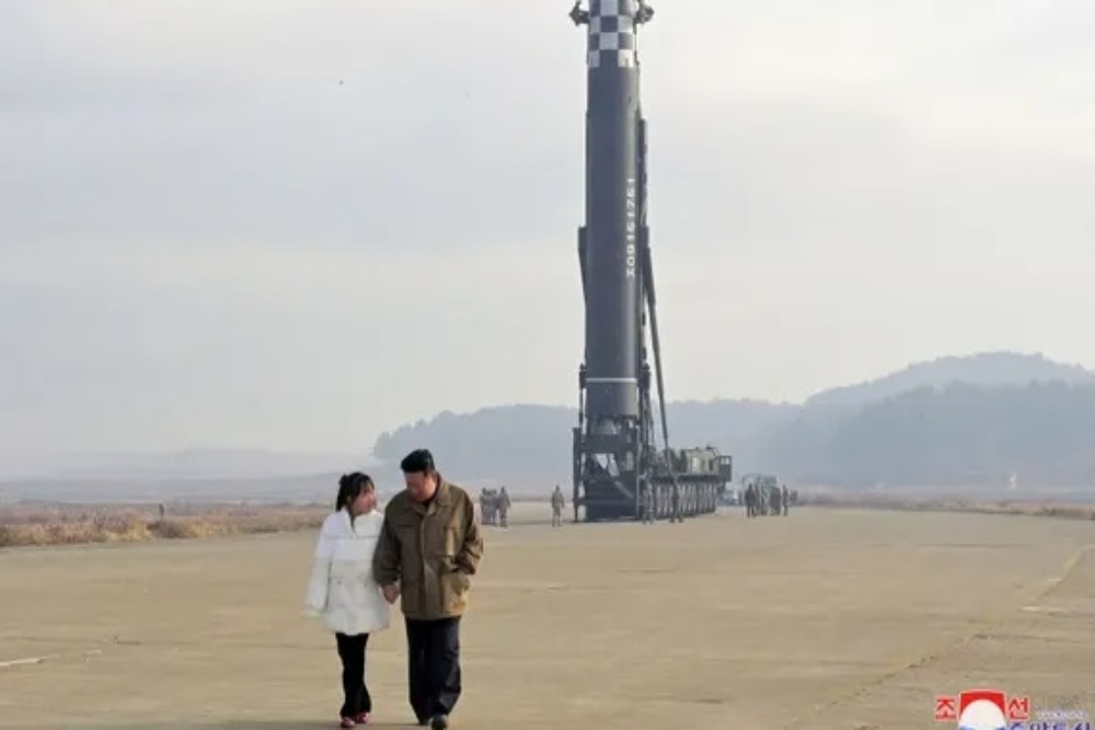 Foto Kim Jong-un Gandeng Putrinya Saat Peluncuran Rudal Balistik ICBM