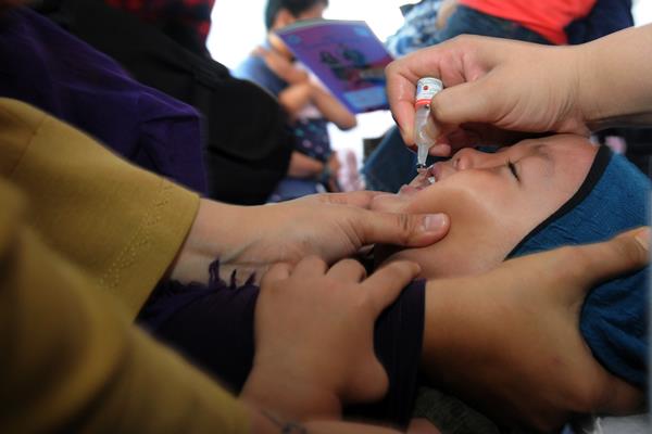 Tenaga medis dari Suku Dinas Kesehatan Provinsi DKI Jakarta memberikan vaksin Polio kepada balita korban vaksin palsu saat pelaksanaan vaksinasi ulang di Puskesmas Kecamatan Ciracas, Jakarta Timur, Senin (18/7). - Antara
