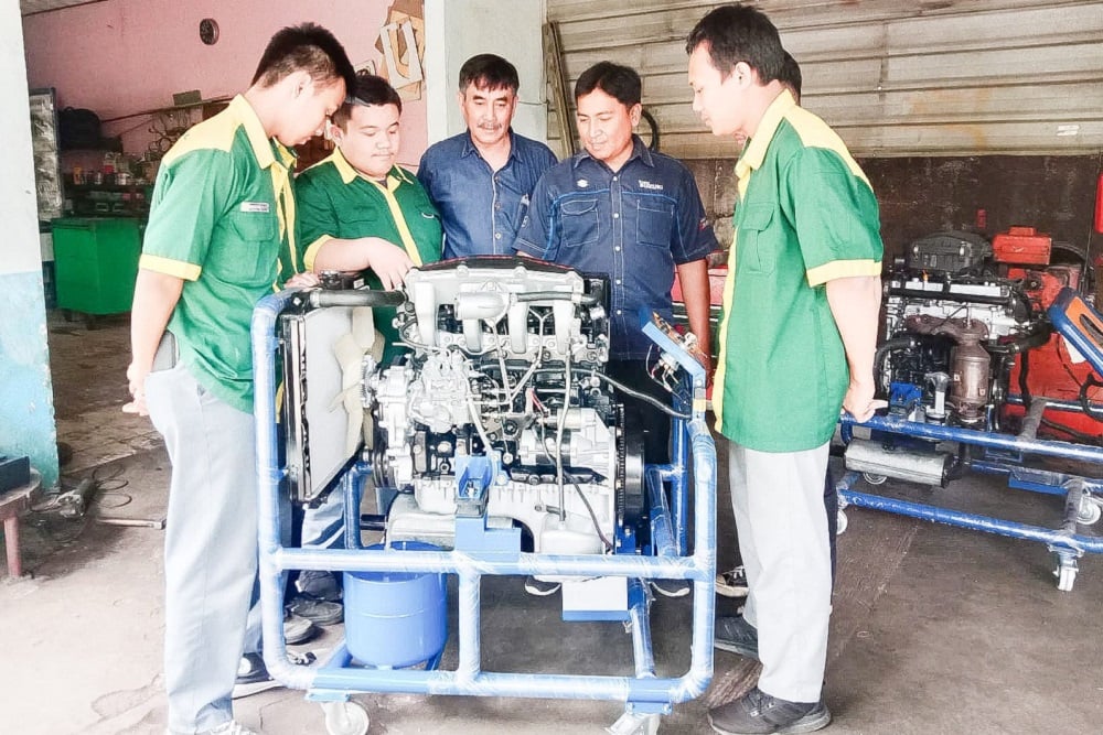 Simulator kendaraan roda empat karya SMK Negeri 6 Bandung sudah dipasarkan ke Vietnam.