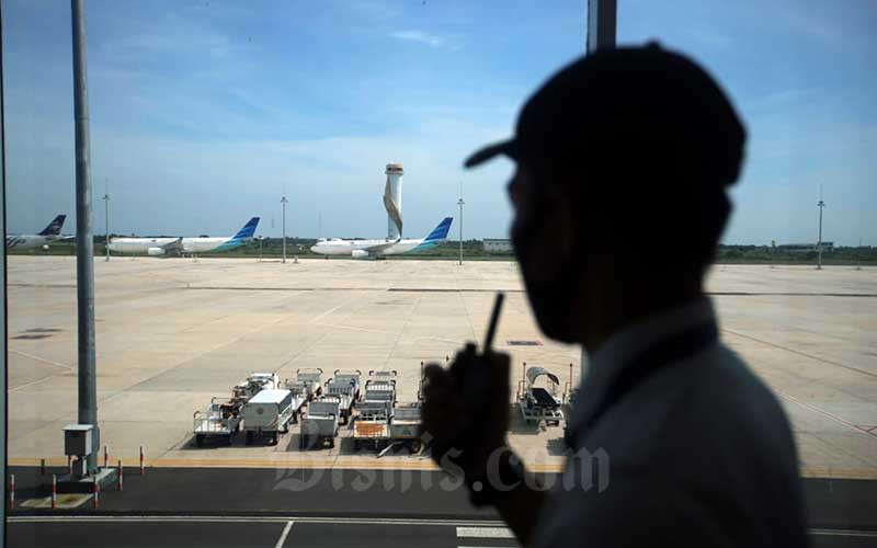 Petugas melakukan rutinitas pemeriksaan di selasar Bandara Internasional Jawa Barat (BIJB) Kertajati, Kabupaten Majalengka, Jawa Barat, Rabu (24/6/2020). Bisnis/Rachman. Alhamdulillah, Bandara Kertajati Akhirnya Dibuka Kembali untuk Umrah