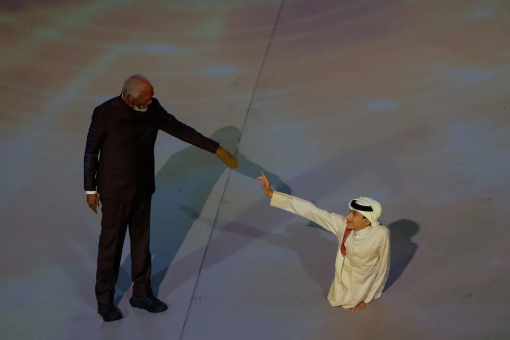 Aktor Morgan Freeman (kiri) tengah berbincang dengan penyandang disabilitas Ghanim Al-Muftah (kanan) yang melantunkan ayat suci Al Quran dalam pembukaan Piala Dunia 2022./Bisnis-Video